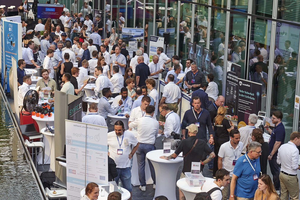 Networking at the StartXPO during STARTUPS X HESSENMETALL 2026